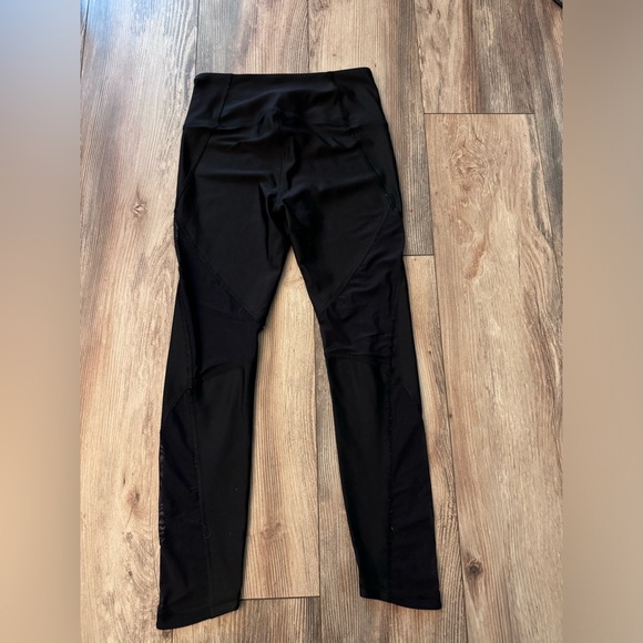 Women’s Under Armour Compression Leggings With Mesh Size Small - Picture 3 of 7